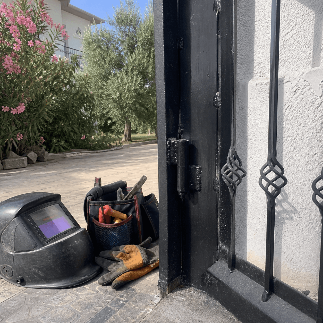 Bahçe kapısında yerinde kaynak ve menteşe tamiri
